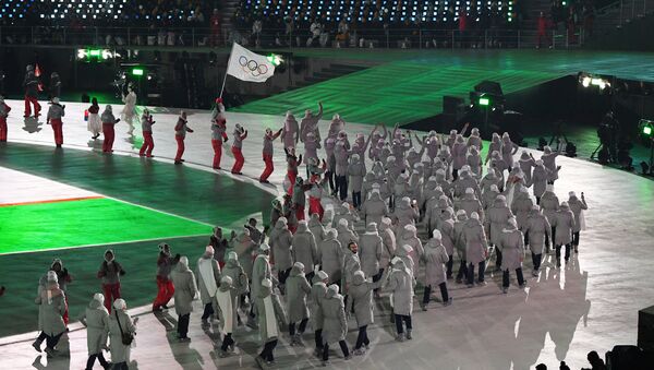 Les sportifs russes défilent à Pyeongchang sous la bannière olympique - Sputnik Moldova