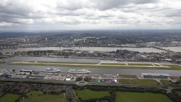 A general view from the air of the London City Airport in east London, Friday, July 13, 2012 - Sputnik Moldova
