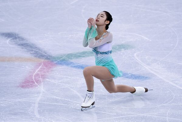 Чхве Да Бин из республики Корея выступает в короткой программе женского одиночного катания командных соревнований по фигурному катанию на XXIII зимних Олимпийских играх в Пхенчхане - Sputnik Молдова