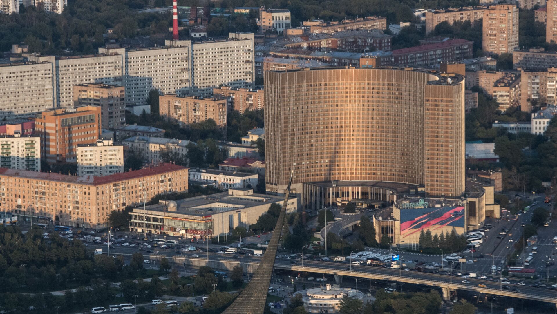Вид со смотровой площадки Останкинской телебашни на гостиницу Космос - Sputnik Moldova, 1920, 15.04.2021