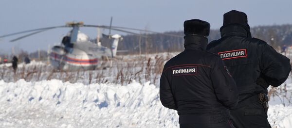 Police officers in the Ramensky District of the Moscow Region, where the An-148 passenger plane of the Saratov Airlines Flight 703 traveling from Moscow to Orsk crashed on February 11, 2018 - Sputnik Moldova-România