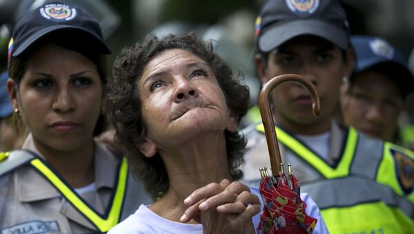 Женщины-полицейские охраняют общественный порядок во время демонстрации  в Каракасе, Венесуэла - Sputnik Молдова