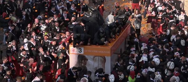 Битва апельсинов в Италии - Sputnik Moldova