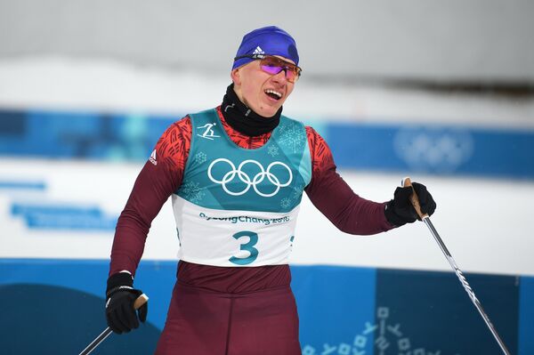 Российский спортсмен Александр Большунов после финиша - Sputnik Молдова