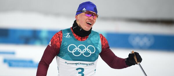 Российский спортсмен Александр Большунов после финиша - Sputnik Молдова