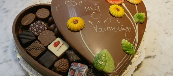 Шоколад в коробке в форме сердца на День Святого Валентина - Sputnik Молдова