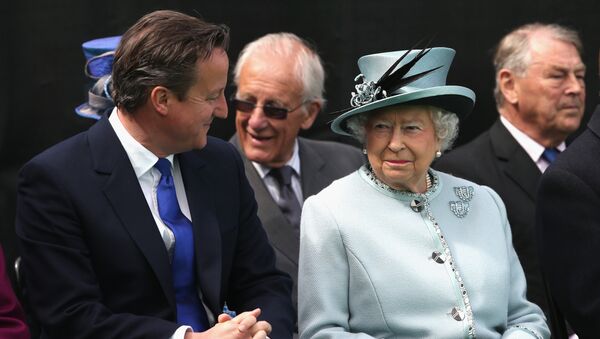 Regina Elizabeth II și premierul Marii Britanii, David Cameron - Sputnik Moldova-România