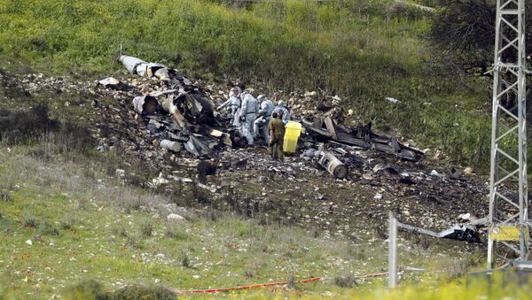 A picture taken in the northern Israeli Kibbutz of Harduf on February 10, 2018, shows the remains of an Israel F-16 that crashed after coming under fire by Syrian air defences during attacks against Iranian targets in the war-torn country - Sputnik Moldova-România