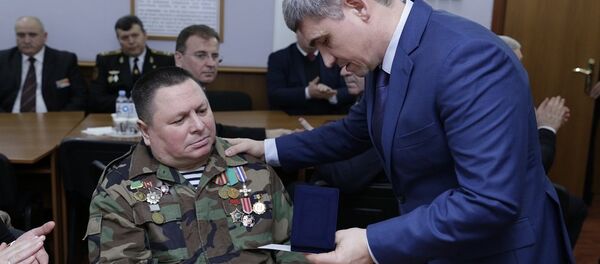 Александр Жиздан вручает Григорию Жардану крест Pentru Merit - Sputnik Молдова