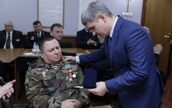 Александр Жиздан вручает Григорию Жардану крест Pentru Merit - Sputnik Молдова