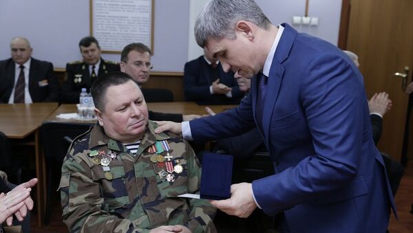 Александр Жиздан вручает Григорию Жардану крест Pentru Merit - Sputnik Молдова