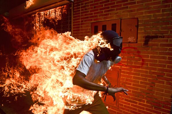 Снимок Venezuela Crisis фотографа Ronaldo Schemidt, номинант на победу в категории World Press Photo Of The Year фотоконкурса World Press Photo 2018 - Sputnik Молдова