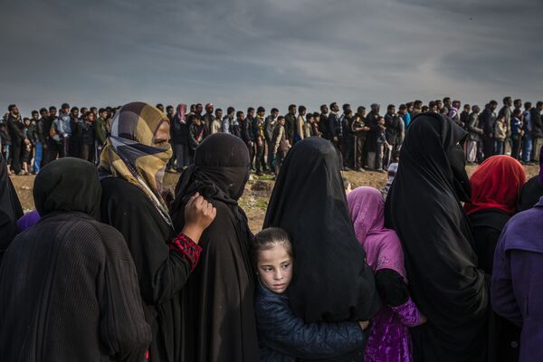 Снимок The Battle for Mosul - Lined Up for an Aid Distribution фотографа Ivor Prickett, номинант на победу в категории World Press Photo Of The Year фотоконкурса World Press Photo 2018 - Sputnik Молдова