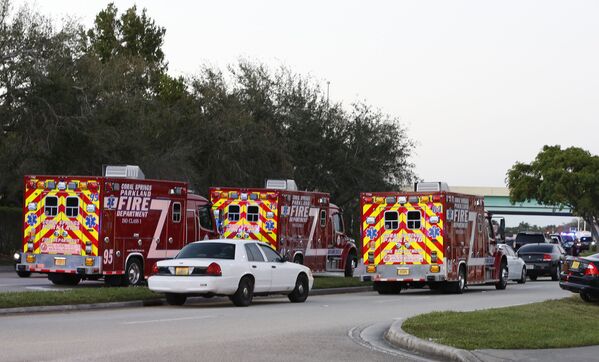Пожарные блокируют дорогу к школе Marjory Stoneman Douglas High School в штате Флорида после стрельбы в ней - Sputnik Молдова