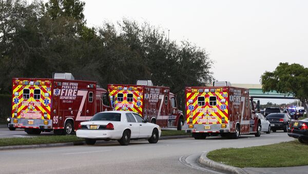 Пожарные блокируют дорогу к школе Marjory Stoneman Douglas High School в штате Флорида после стрельбы в ней - Sputnik Moldova