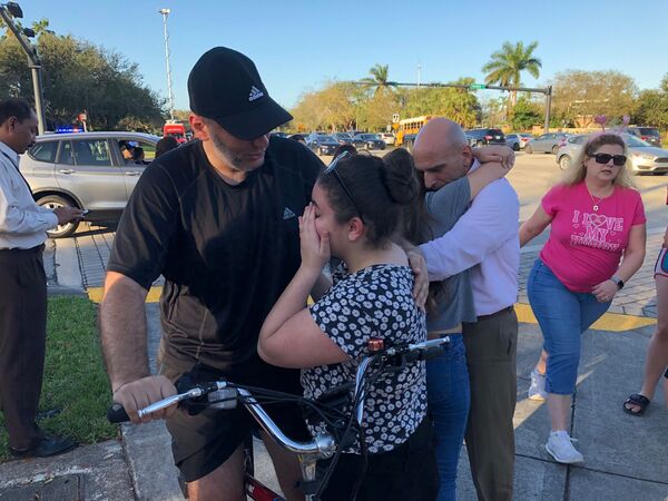 Люди на месте стрельбы в школе Marjory Stoneman Douglas High School в штате Флорида, США Люди на месте стрельбы в школе Marjory Stoneman Douglas High School в штате Флорида, США - Sputnik Moldova