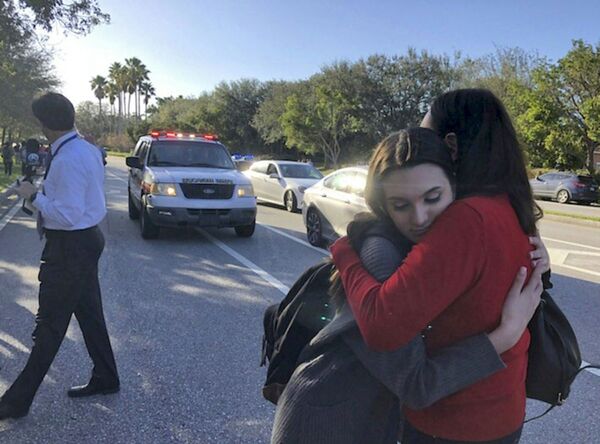 Studenții se îmbrățișează după ce au scăpat cu viață după împușcăturile din școala din Florida - Sputnik Moldova