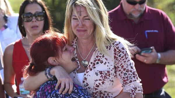 Părinți, în așteptarea informațiilor după atacul în școala Marjory Stoneman Douglas High School din statul Florida, SUA - Sputnik Moldova