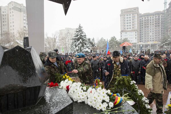 Воины-интернационалисты возлагают цветы к Черному тюльпану, главному объекту мемориала Сыновьям Родины - вечная память - Sputnik Молдова