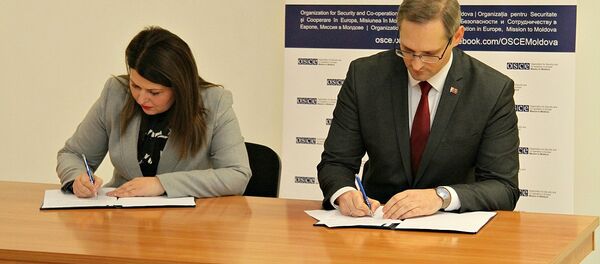 Вице-премьер Молдовы по реинтеграции Кристина Лесник и глава МИД непризнанной Приднестровской Молдавской республики Виталий Игнатьев Вице-премьер Молдовы по реинтеграции Кристина Лесник и глава МИД непризнанной Приднестровской Молдавской республики Виталий Игнатьев - Sputnik Молдова