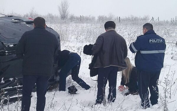 Георге Кавкалюк и Марин Максиан, проезжая мимо, остановились, чтобы помочь пострадавшим в ДТП - Sputnik Молдова