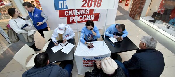 Сбор подписей в Симферополе в поддержку выдвижения В. Путина на президентских выборах - Sputnik Moldova