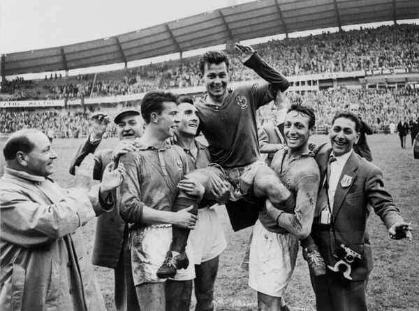Atacantul francez Just Fontaine este condus de colegii săi Yvon Douis, Andre Lerond și Jean Vincent (de la stânga spre dreapta) după ce a marcat patru goluri împotriva Germaniei la 28 iunie 1958 în Gothenburg Atacantul francez Just Fontaine este condus de colegii săi Yvon Douis, Andre Lerond și Jean Vincent (de la stânga spre dreapta) după ce a marcat patru goluri împotriva Germaniei la 28 iunie 1958 în Gothenburg - Sputnik Moldova-România