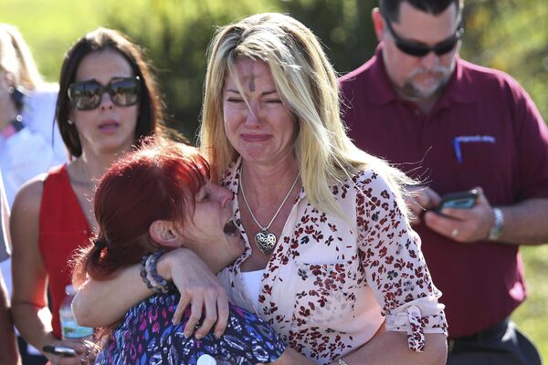 Родители ждут новостей после стрельбы в школе Marjory Stoneman Douglas High School в штате Флорида, США - Sputnik Молдова