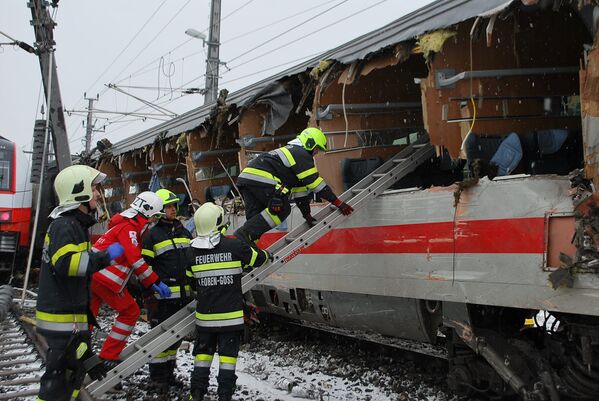 Спасатели на месте железнодорожной катастрофы в Австрии - Sputnik Молдова
