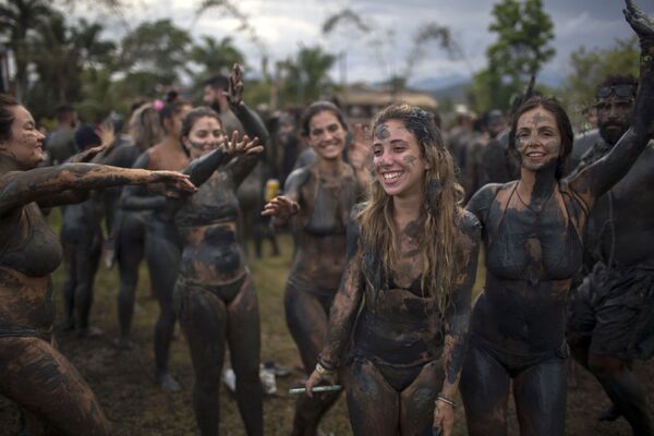 Участники грязевого карнавала Bloco da Lama в Бразилии - Sputnik Молдова