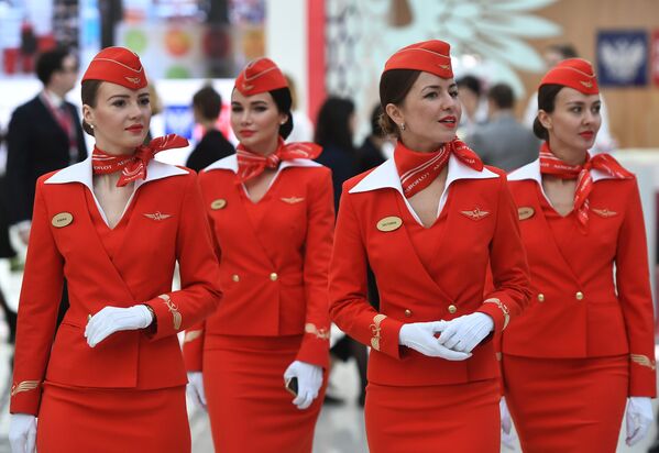 Стюардессы авиакомпании Аэрофлот на Российском инвестиционном форуме (РИФ-2018) в Сочи - Sputnik Молдова