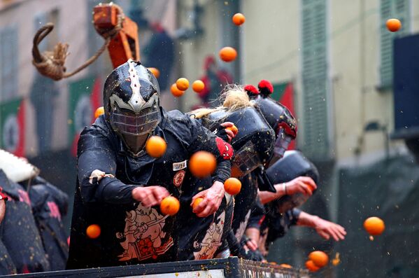 Битва апельсинами в городе Ивреа, Италия - Sputnik Молдова