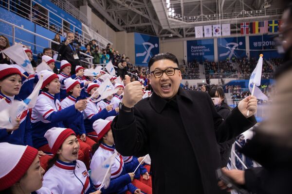 Мужчина, изображающий лидера КНДР Ким Чен Ына во время хоккейного матча женских команд Кореи и Японии на XXIII зимних Олимпийских играх в Пхенчхане - Sputnik Молдова