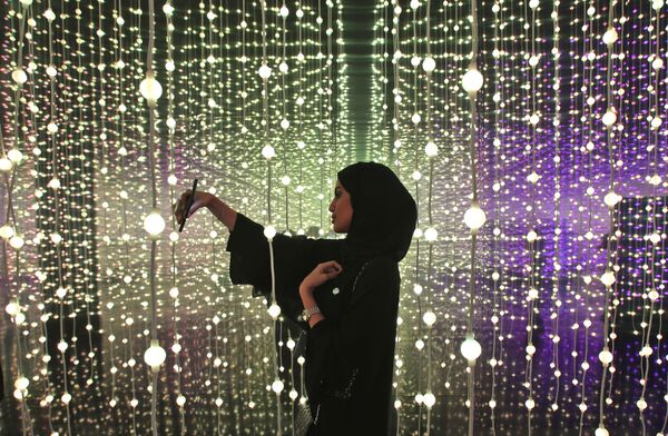 Женщина делает селфи на выставке «Край правительства» в Музее будущего в Дубае, ОАЭ - Sputnik Молдова