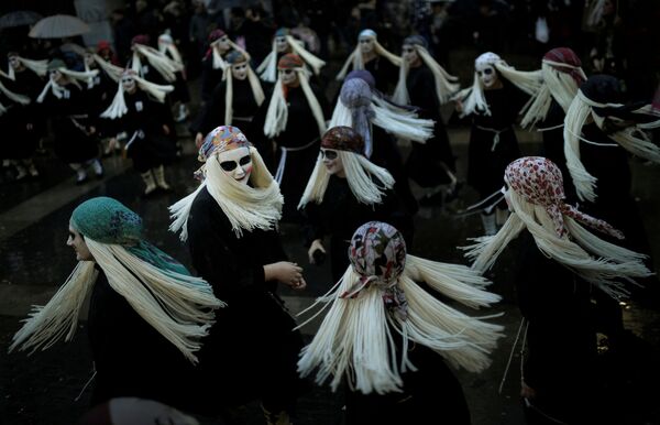 Женщины в образе ведьмы Ламии танцуют на баскском карнавале в испанском городе Мундака - Sputnik Молдова