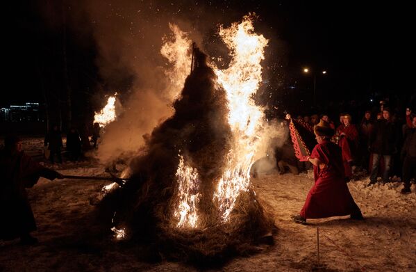 Ритуальный костер во время обряда очищения Дугжууба в преддверии празднования Нового года в Санкт-Петербургском буддийском храме Дацан Гунзэчойнэй - Sputnik Молдова