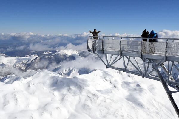 Мужчина позирует на 12-метровой платформе, расположенной над одной из самых высоких горных вершин Франции Миди-де-Бигор - Sputnik Молдова