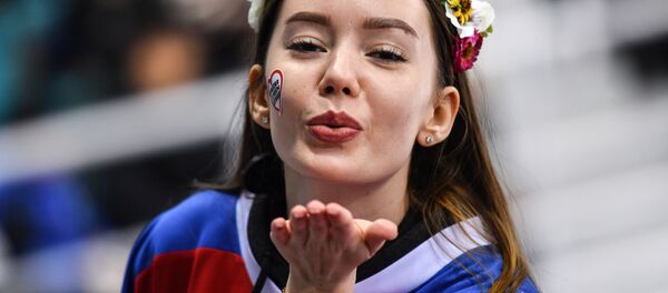 Девушка на матче Канада - Россия на соревнованиях по хоккею среди женщин на XXIII зимних Олимпийских играх - Sputnik Молдова