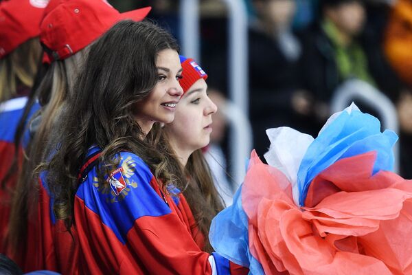 Российские болельщицы на матче Канада - Россия на соревнованиях по хоккею среди женщин на XXIII зимних Олимпийских играх - Sputnik Молдова