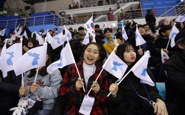 Болельщицы из Южной Кореи на XXIII зимних Олимпийских играх в Пхенчхане - Sputnik Молдова
