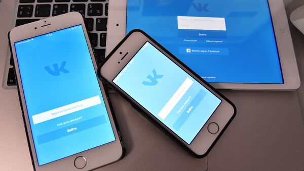 Страница социальной сети Вконтакте на экранах смартфонов и планшета - Sputnik Moldova