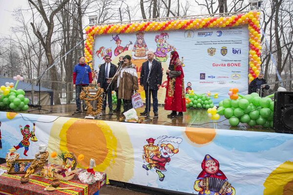 С праздником кишиневцев и гостей столицы поздравили официальные лица, среди которых президент Молдовы Игорь Додон - Sputnik Молдова