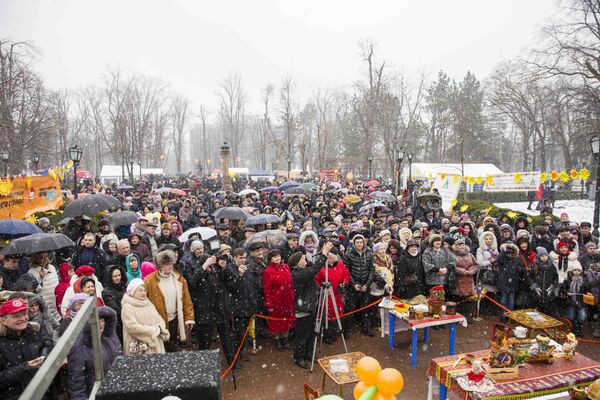 Несмотря на пасмурную погоду отмечать Масленицу пришло достаточно много людей. - Sputnik Молдова
