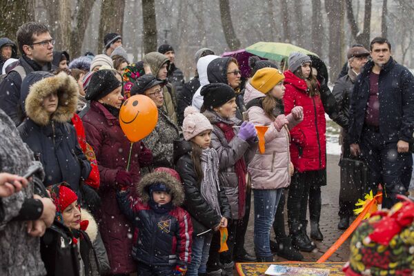 Праздновать Маслиницу пришли от мала до велика - Sputnik Молдова