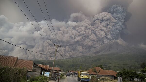 Mount Sinabung spews volcanic ash as it erupts in Kutarakyat, North Sumatra, Indonesia, Monday, Feb. 19, 2018 - Sputnik Moldova-România