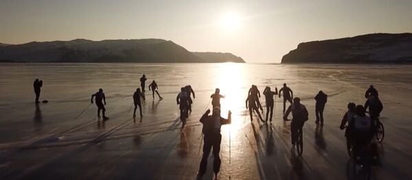 На льду Байкла устроили гонки на велосипедах, лыжах и коньках - Sputnik Молдова