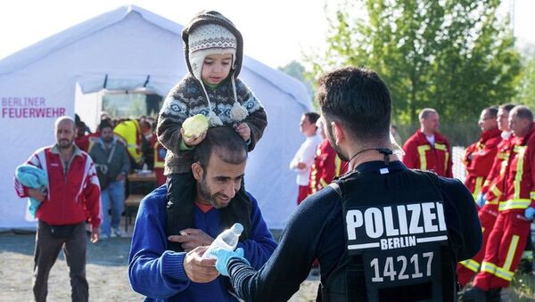 Беженцы на станции недалеко от Берлина, Германия. Сентябрь 2015 - Sputnik Молдова