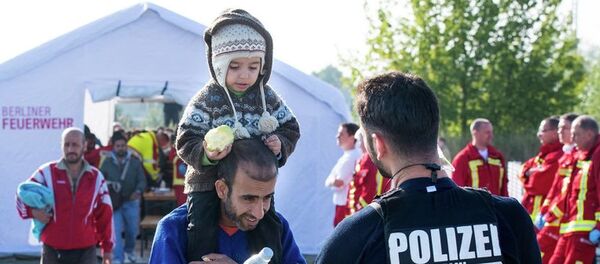 Беженцы на станции недалеко от Берлина, Германия. Сентябрь 2015 - Sputnik Молдова