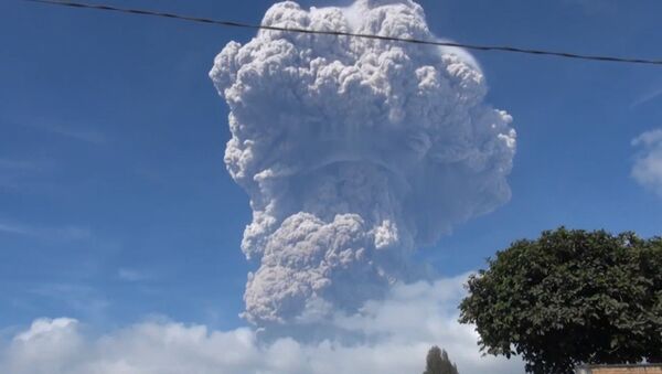 Извержение вулкана в Индонезии - Sputnik Молдова