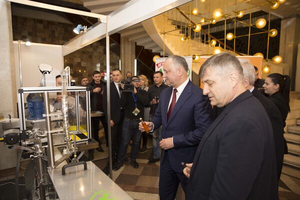 Президент осматривает выставку - Sputnik Молдова